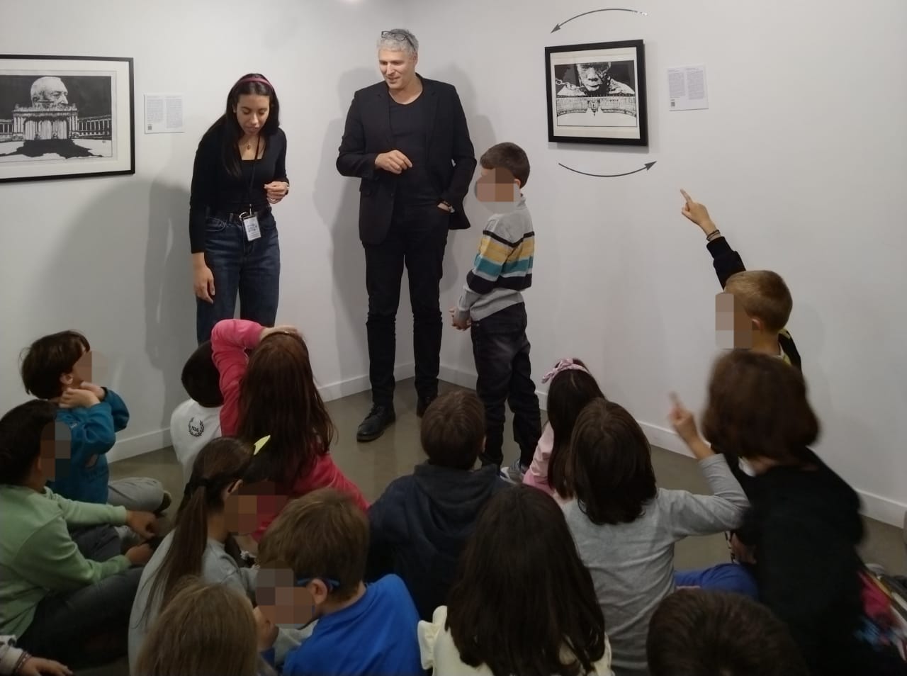 Children discussing Miroir de sanglots at Teloglion